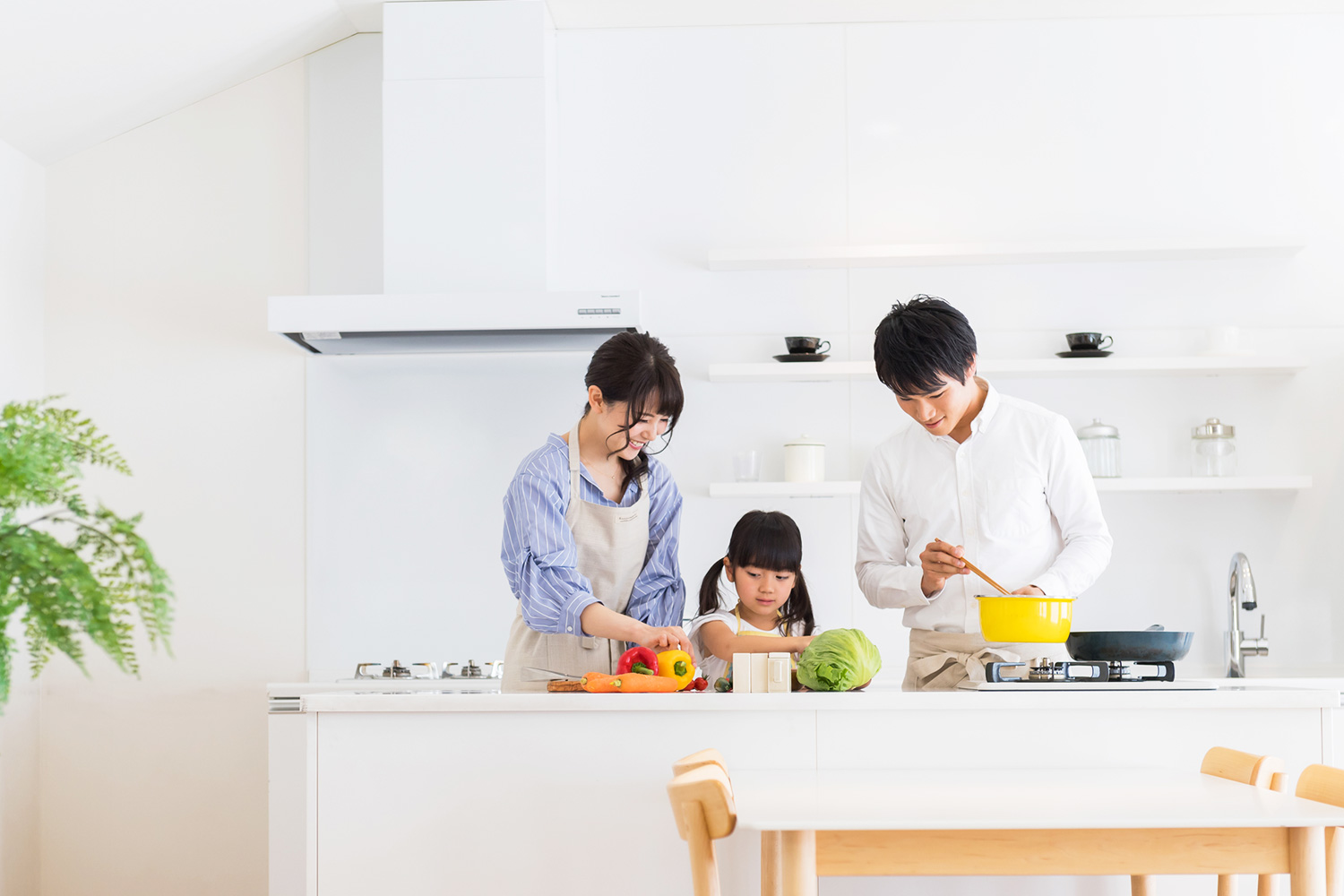 家族で料理する光景