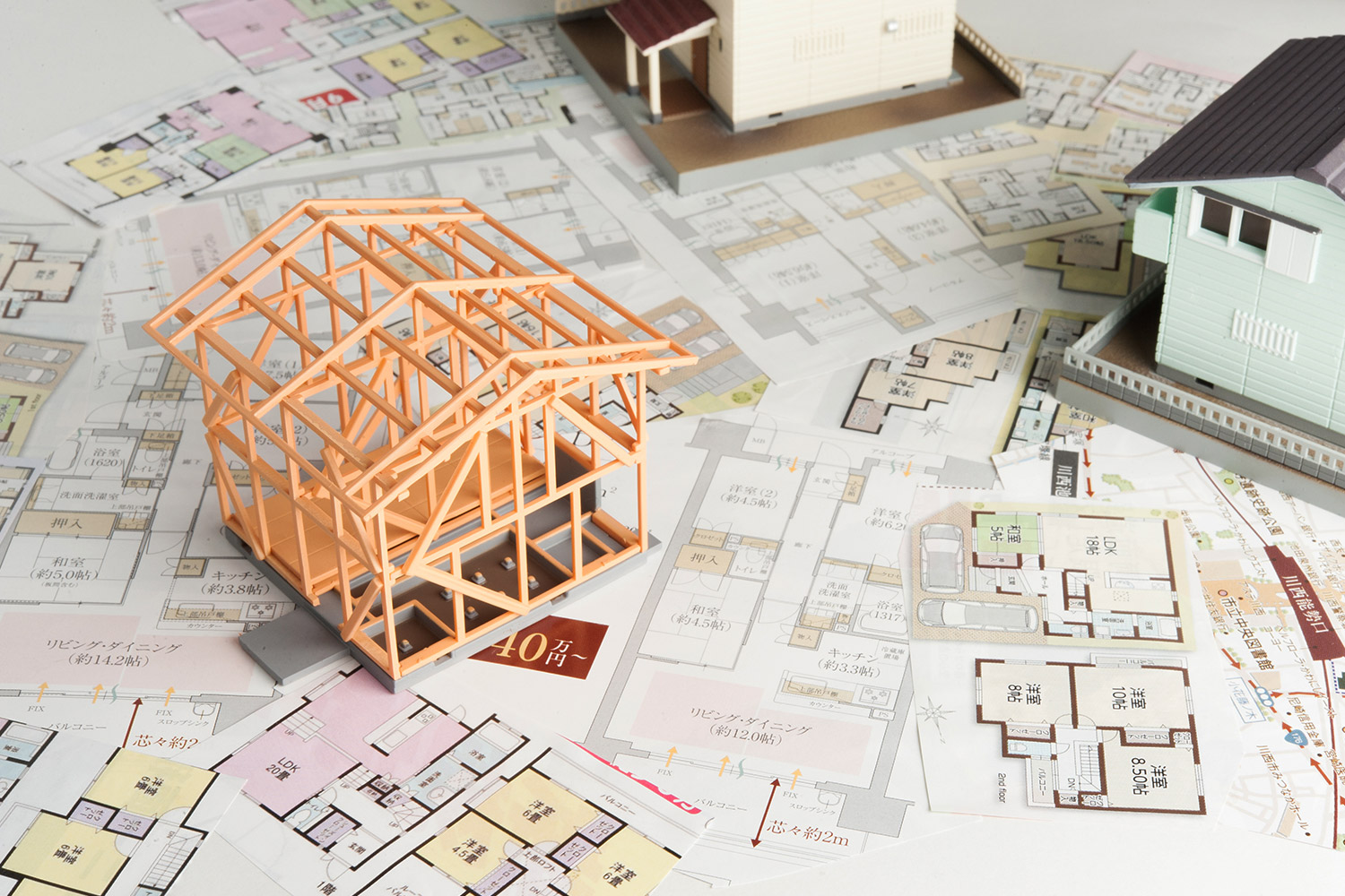 木造建築の家の模型と見取り図