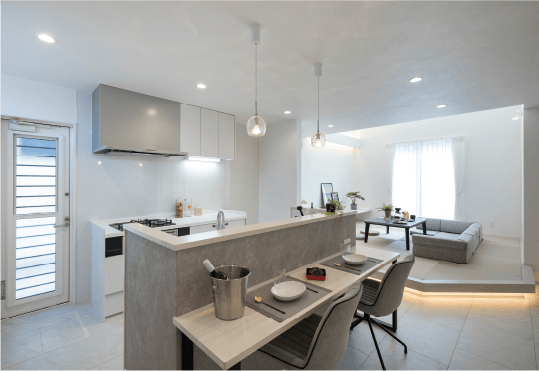 18棟モデルハウス一斉公開　SHOWA GROUP（ショウワグループ）株式会社・昭和住宅　ストークビレッジ播磨公園通り9号地モデルハウス　ダイニングキッチン