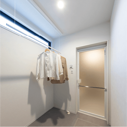 リアルサイズ展示場見学会　SHOWA GROUP株式会社（昭和住宅）　ストークガーデン東加古川駅前通りⅣ2号地　脱衣所の室内物干し