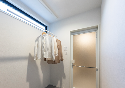 リアルサイズ展示場見学会　SHOWA GROUP株式会社（昭和住宅）　ストークガーデン東加古川駅前通りⅣ2号地　脱衣所の室内物干し