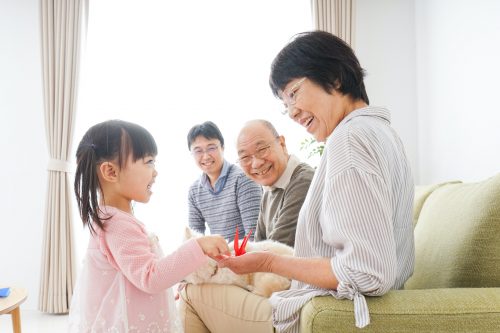 故郷に帰省する子供