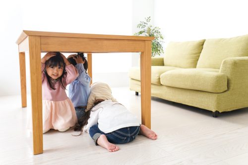 地震から避難をする子どもたち