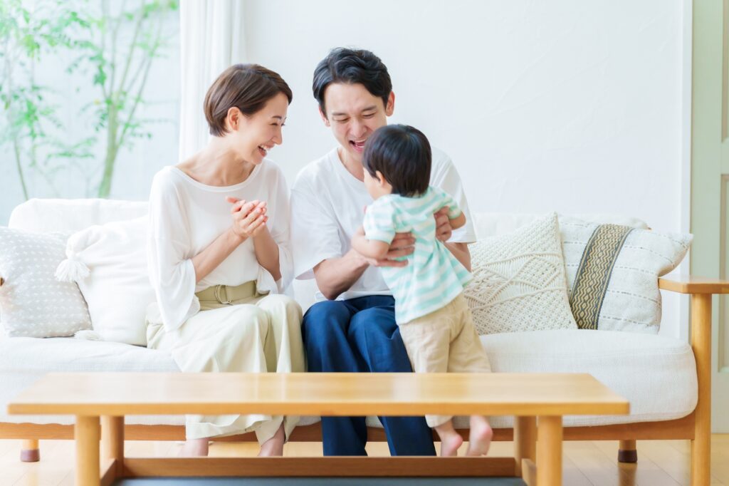 男の子を抱っこするお父さん