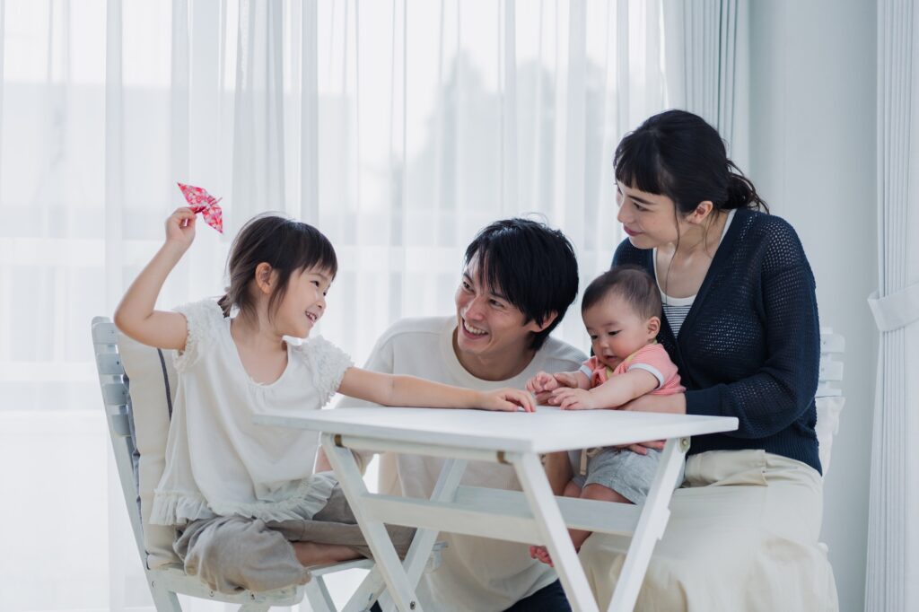 子どもたちと遊ぶファミリー