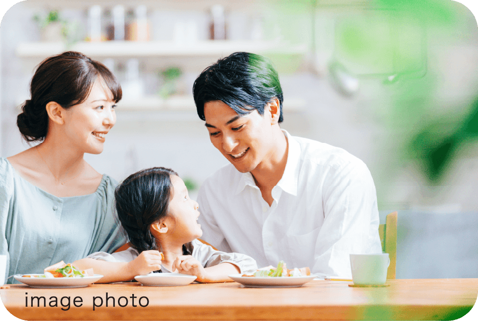 明石市二見町西二見　ストークビレッジ明石西二見駅前レジデンス　SHOWAGROUP（ショウワグループ） 家族団らん写真