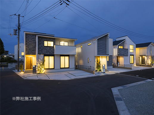 優しい灯りに照らされた夜の住宅街