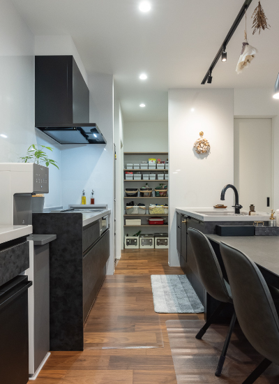 光が降り注ぐスリット階段のある家 の画像3