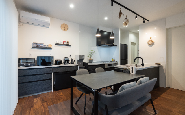 光が降り注ぐスリット階段のある家の画像