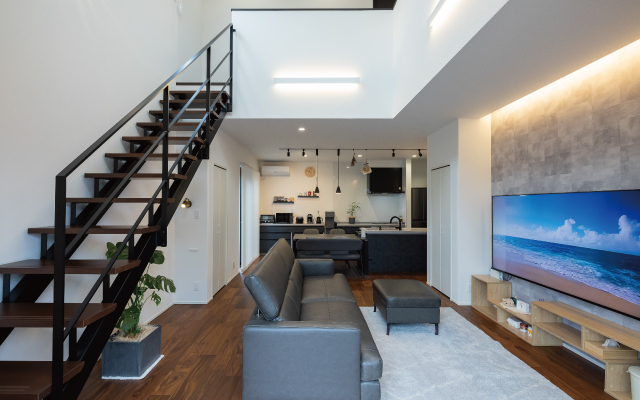 光が降り注ぐスリット階段のある家の画像