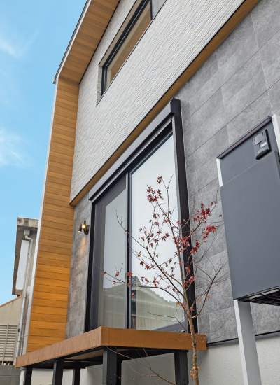 光が降り注ぐスリット階段のある家 の画像4