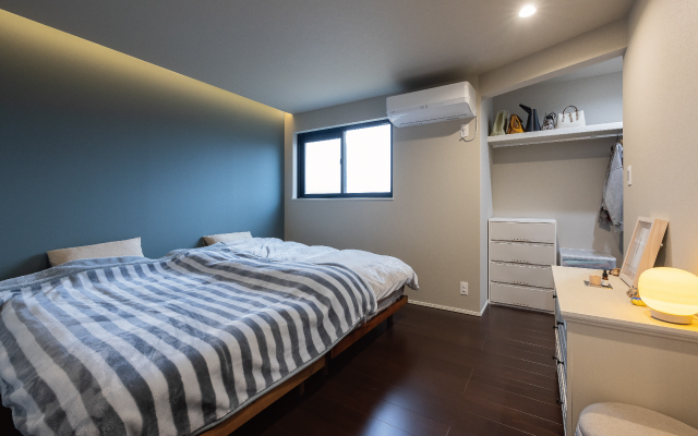 光が降り注ぐスリット階段のある家の画像