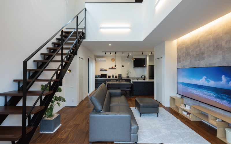 光が降り注ぐスリット階段のある家 の画像1