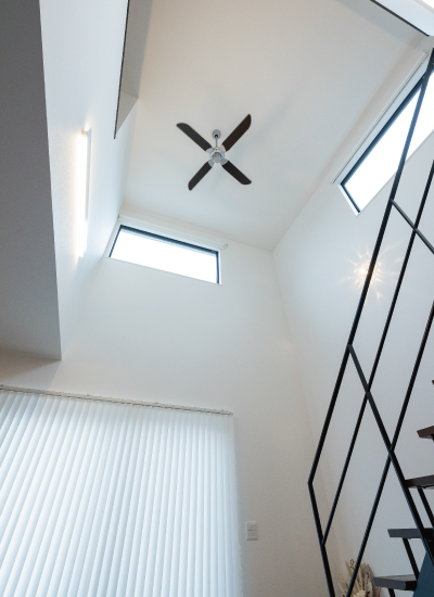 光が降り注ぐスリット階段のある家 の画像10