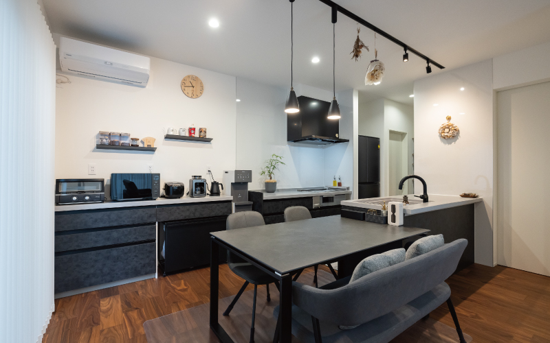 光が降り注ぐスリット階段のある家 の画像2